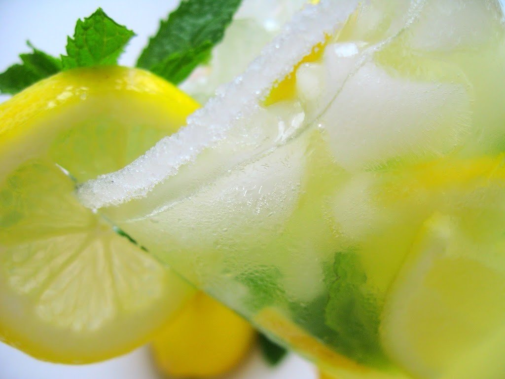 Refreshing lemony drink for hot days