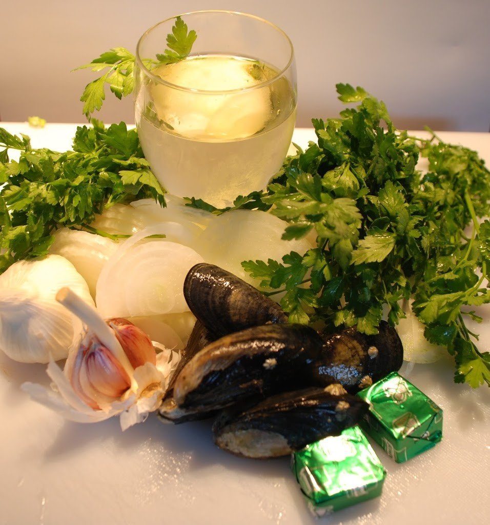 Ingredients for Mussels in garlic and wine sauce